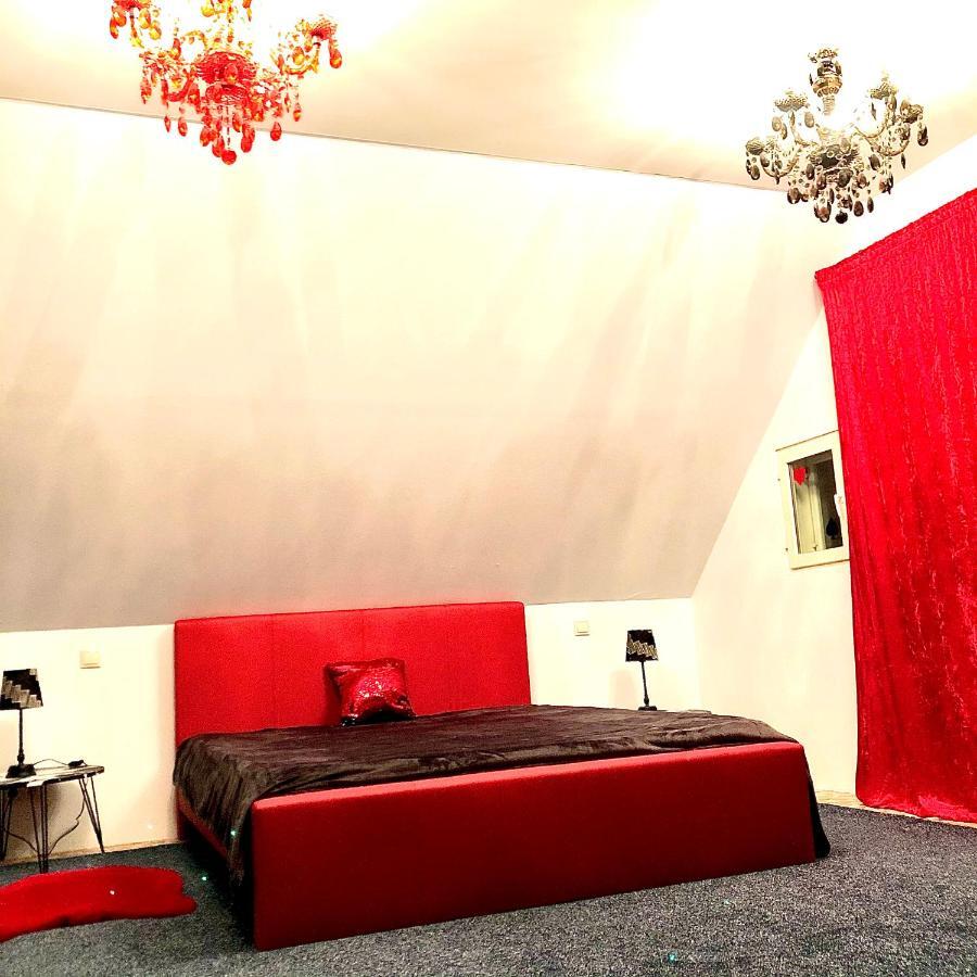 Party House Hotel Cielavas Exterior foto